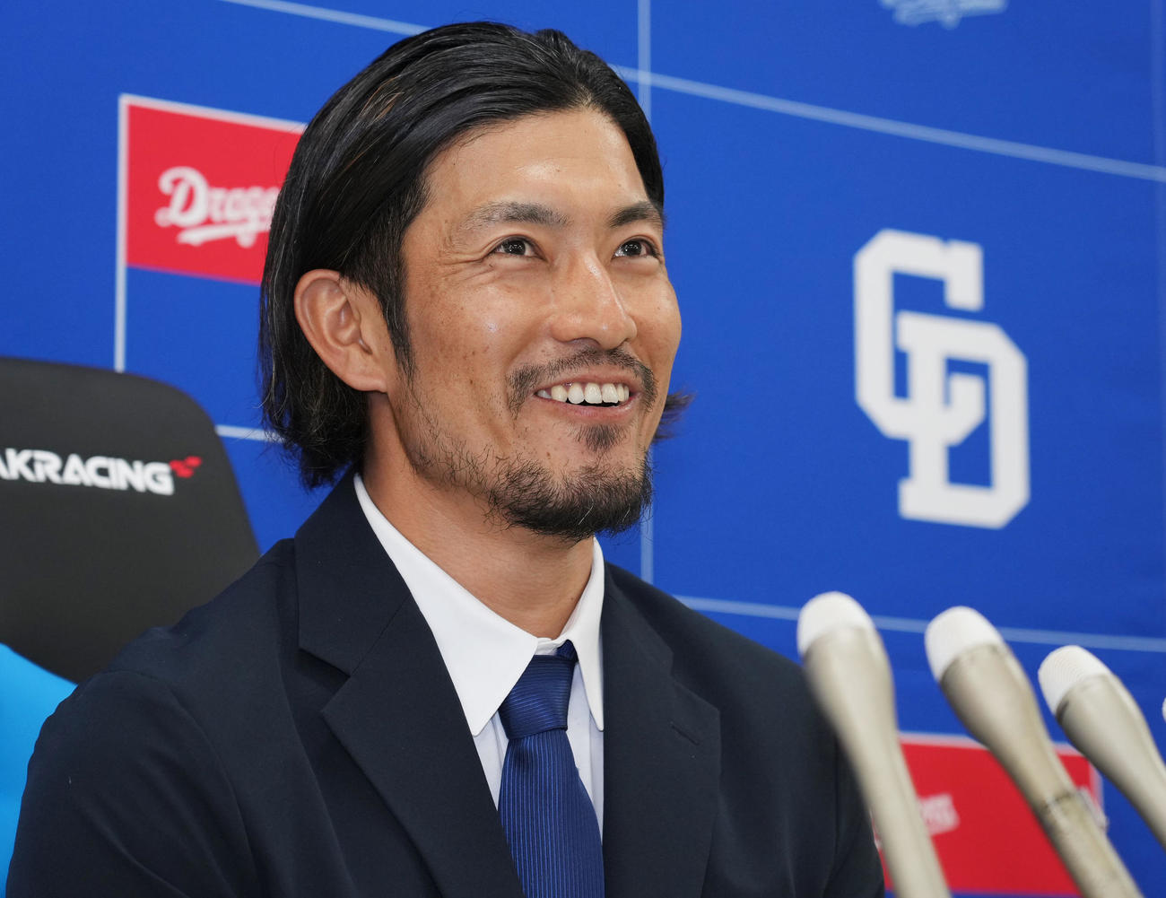 契約更改を終え会見する祖父江（撮影・森本幸一）
