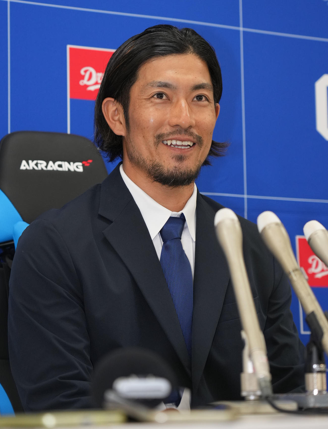 契約更改を終え会見する祖父江（撮影・森本幸一）