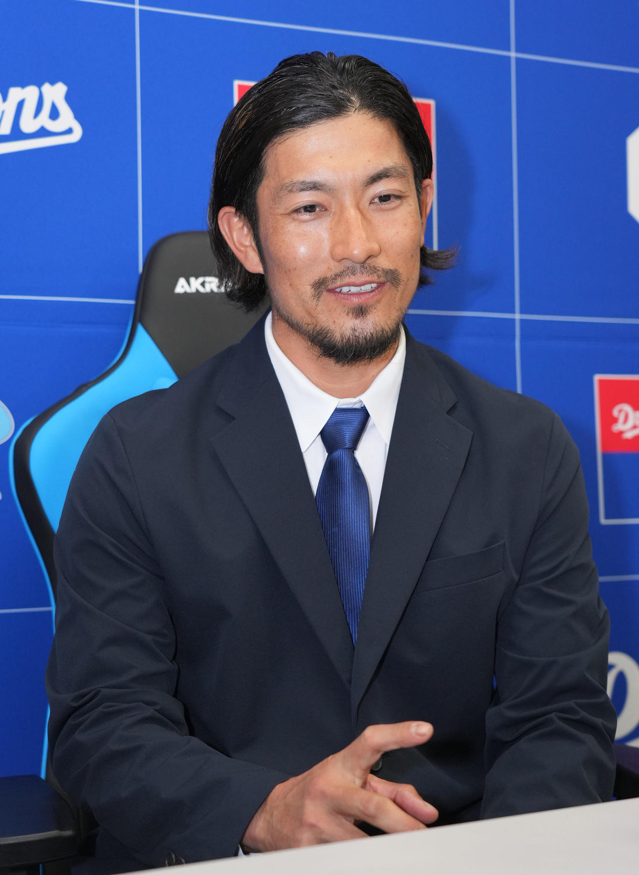 契約更改を終え会見する祖父江（撮影・森本幸一）