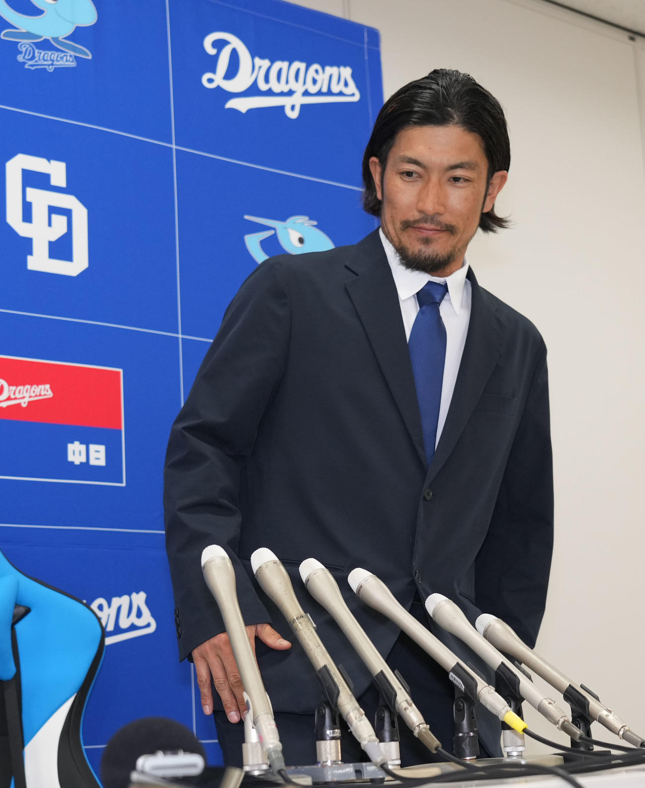 契約更改を終え会見場の席に着く祖父江（撮影・森本幸一）