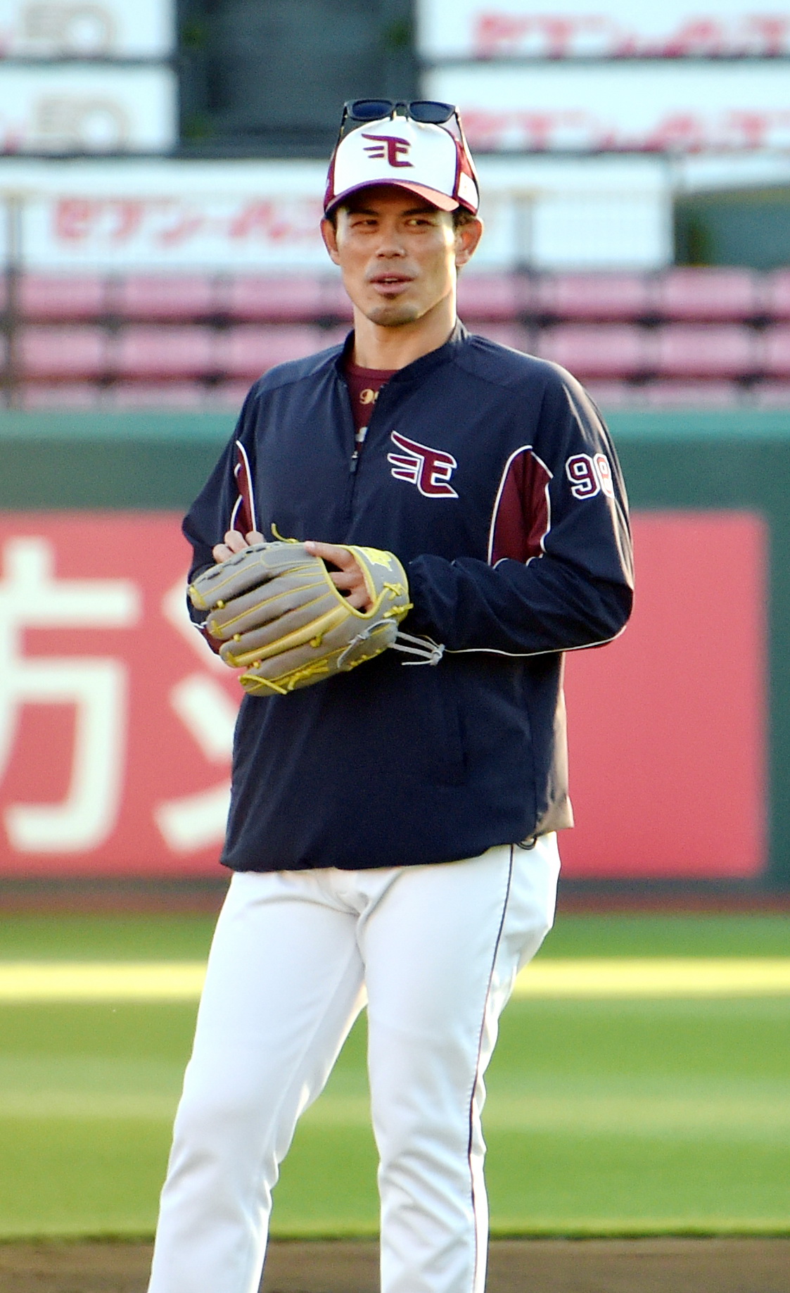 グラブをつけ練習を見守る今江監督