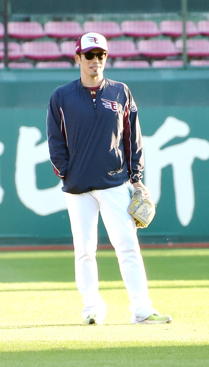 グラブをつけ練習を見守る楽天今江監督（撮影・山田愛斗）