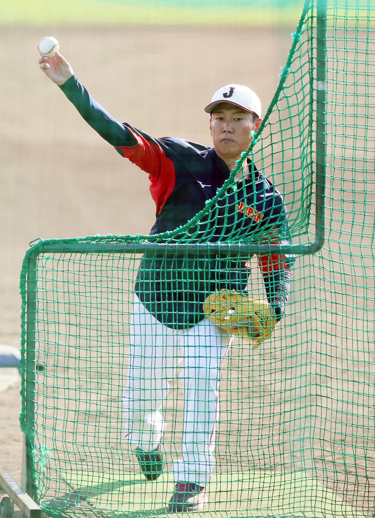 8日、秋季キャンプで打撃投手を務める井端監督