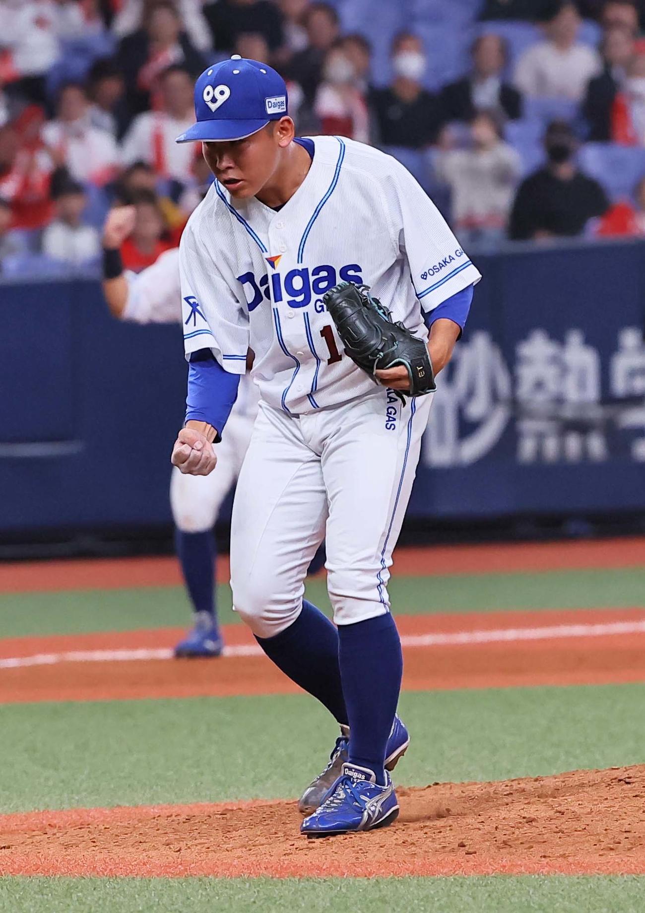 東芝対大阪ガス　東芝に勝利しガッツポーズをする大宮（撮影・上田博志）