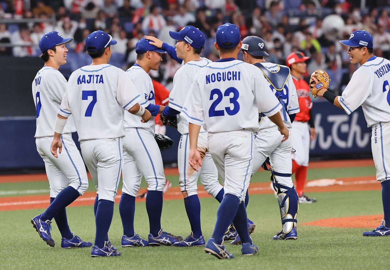東芝対大阪ガス　東芝に勝利し笑顔を見せる大阪ガスナイン（撮影・上田博志）