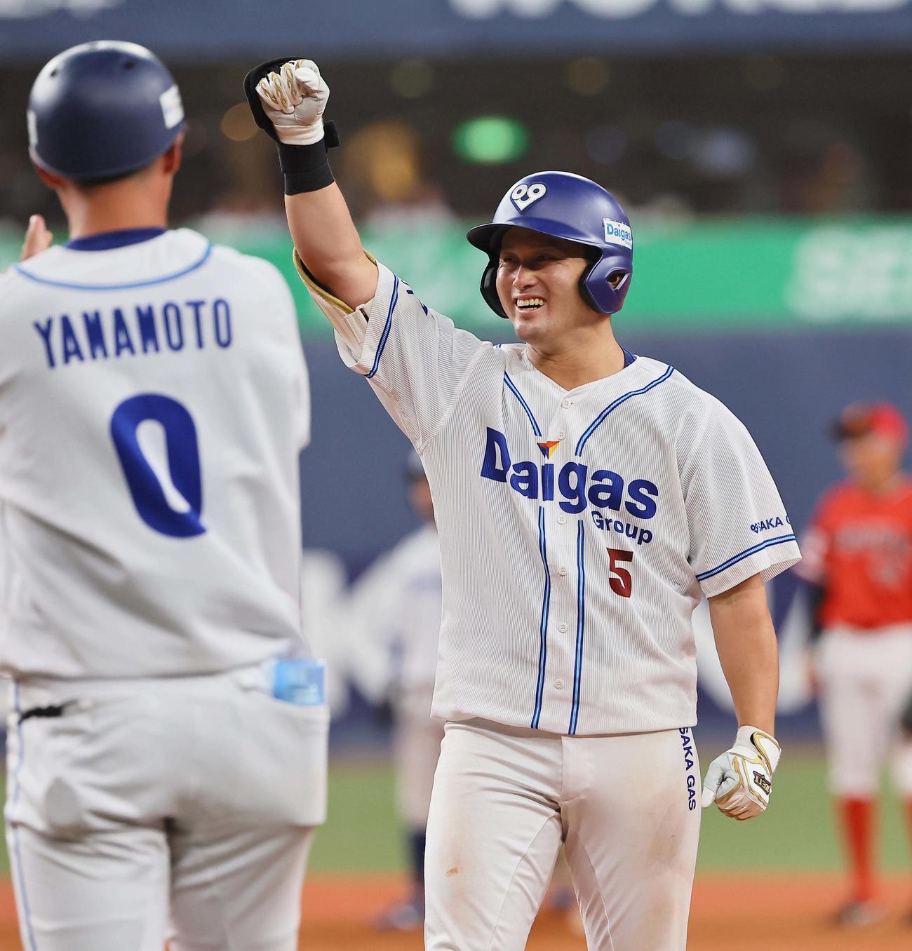 東芝対大阪ガス　7回裏大阪ガス1死満塁、山川は勝ち越し適時内野安打を放つ（撮影・上田博志）
