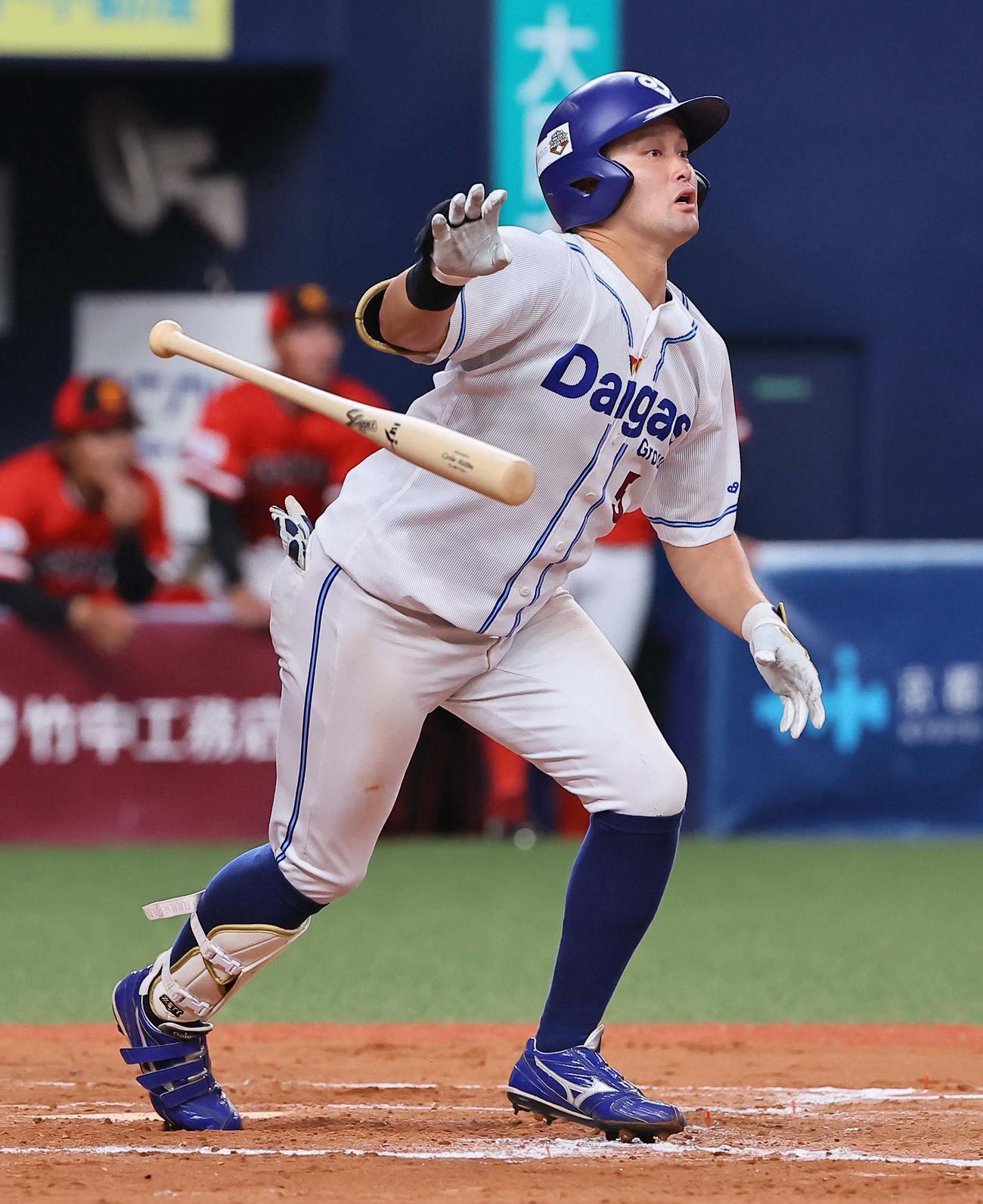 東芝対大阪ガス　7回裏大阪ガス1死満塁、山川は勝ち越し適時内野安打を放つ（撮影・上田博志）