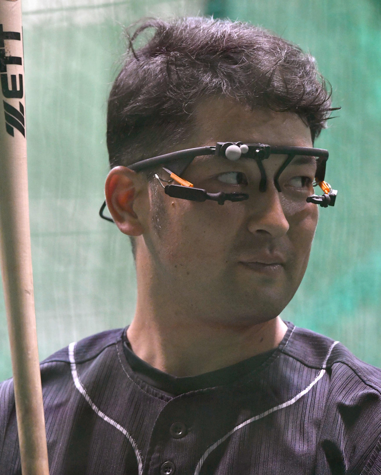 眼球運動検査のメガネ型器具を装着する嶺井（撮影・岩下翔太）