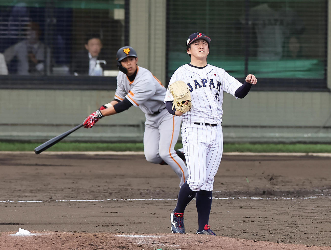 侍ジャパン対巨人　5回裏巨人1死、立岡（後方）を中飛に仕留めた隅田（撮影・足立雅史）