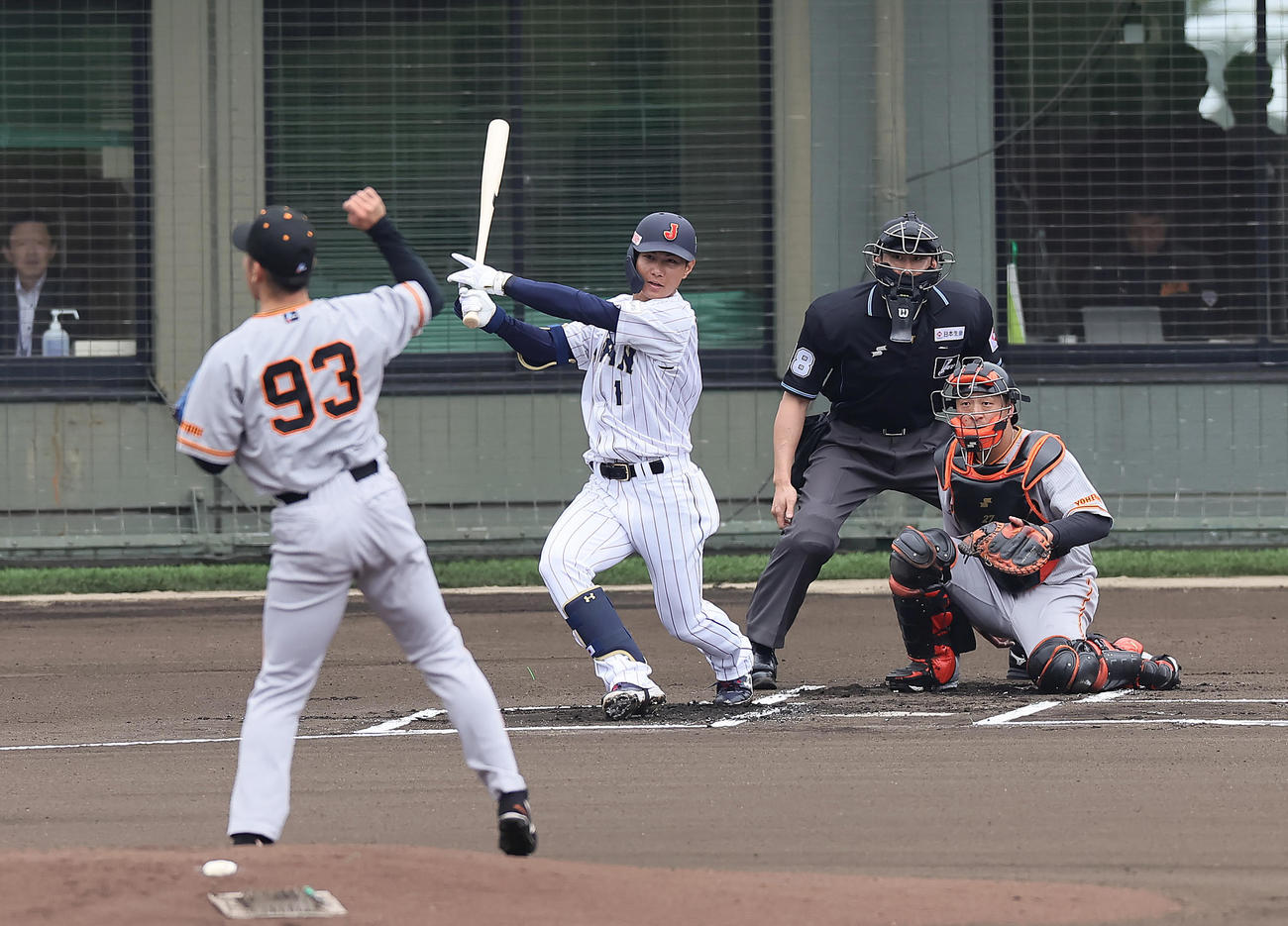 侍ジャパン対巨人　1回表侍ジャパン無死、藤原は中前打を放つ。投手松井（撮影・足立雅史）