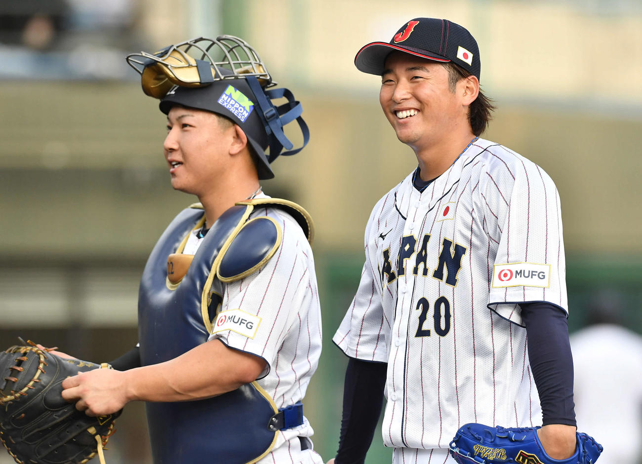 侍ジャパン対巨人　9回裏を抑え、古賀（左）と笑顔でベンチへ戻る侍ジャパン横山（撮影・岩下翔太）