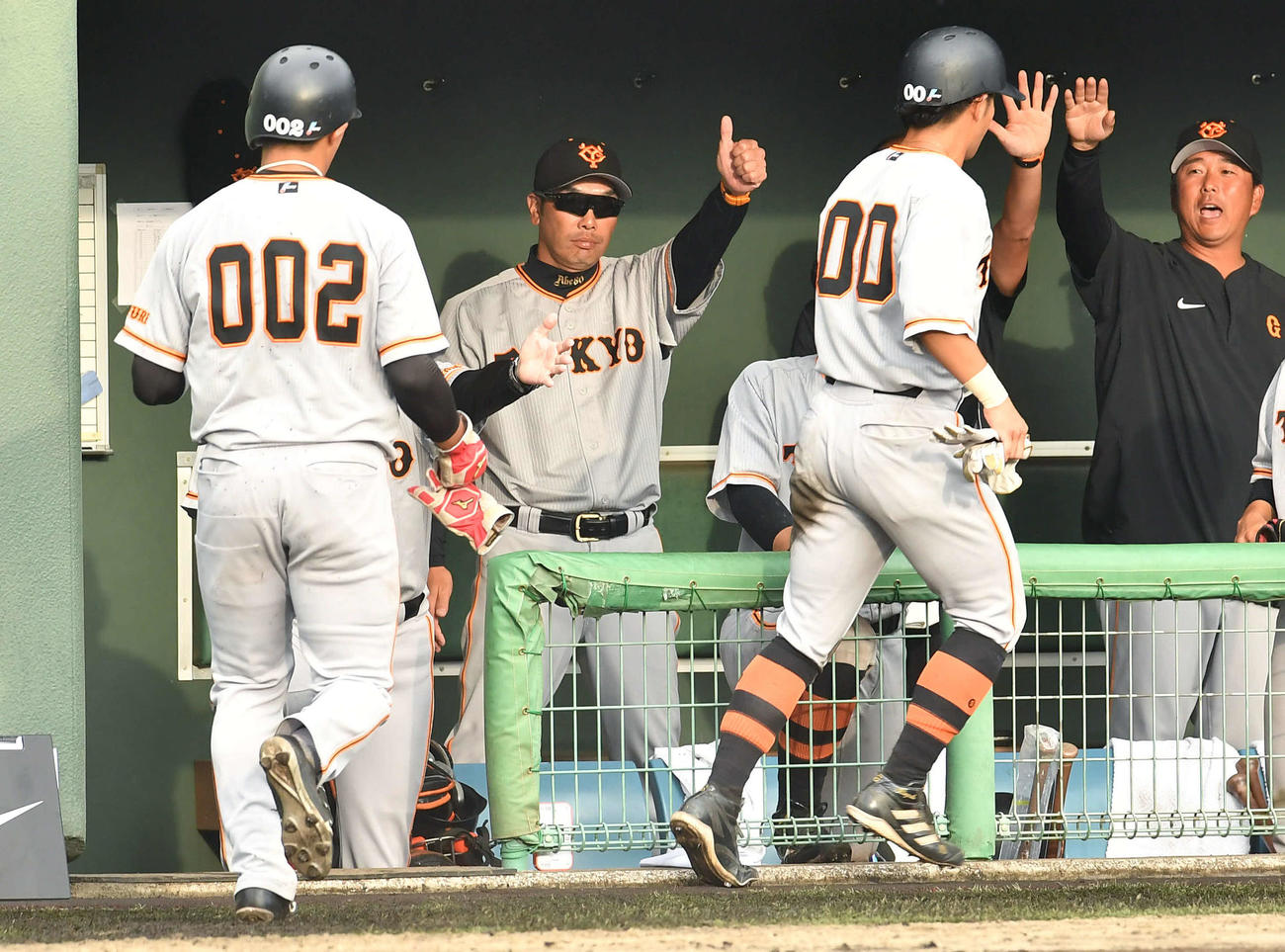 侍ジャパン対巨人　タイブレーク練習の10回裏巨人1死二、三塁、増田が同点の左前2点適時打を放ち、ベンチでサムズアップポーズを見せる阿部監督（左から2人目）（撮影・岩下翔太）