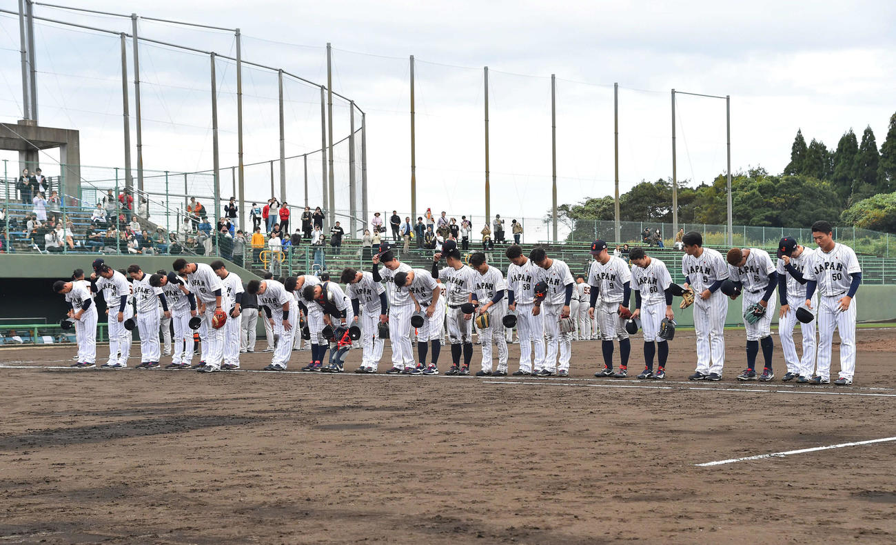 侍ジャパン対巨人　試合後、スタンドのファンに一礼する侍ジャパンナイン（撮影・岩下翔太）