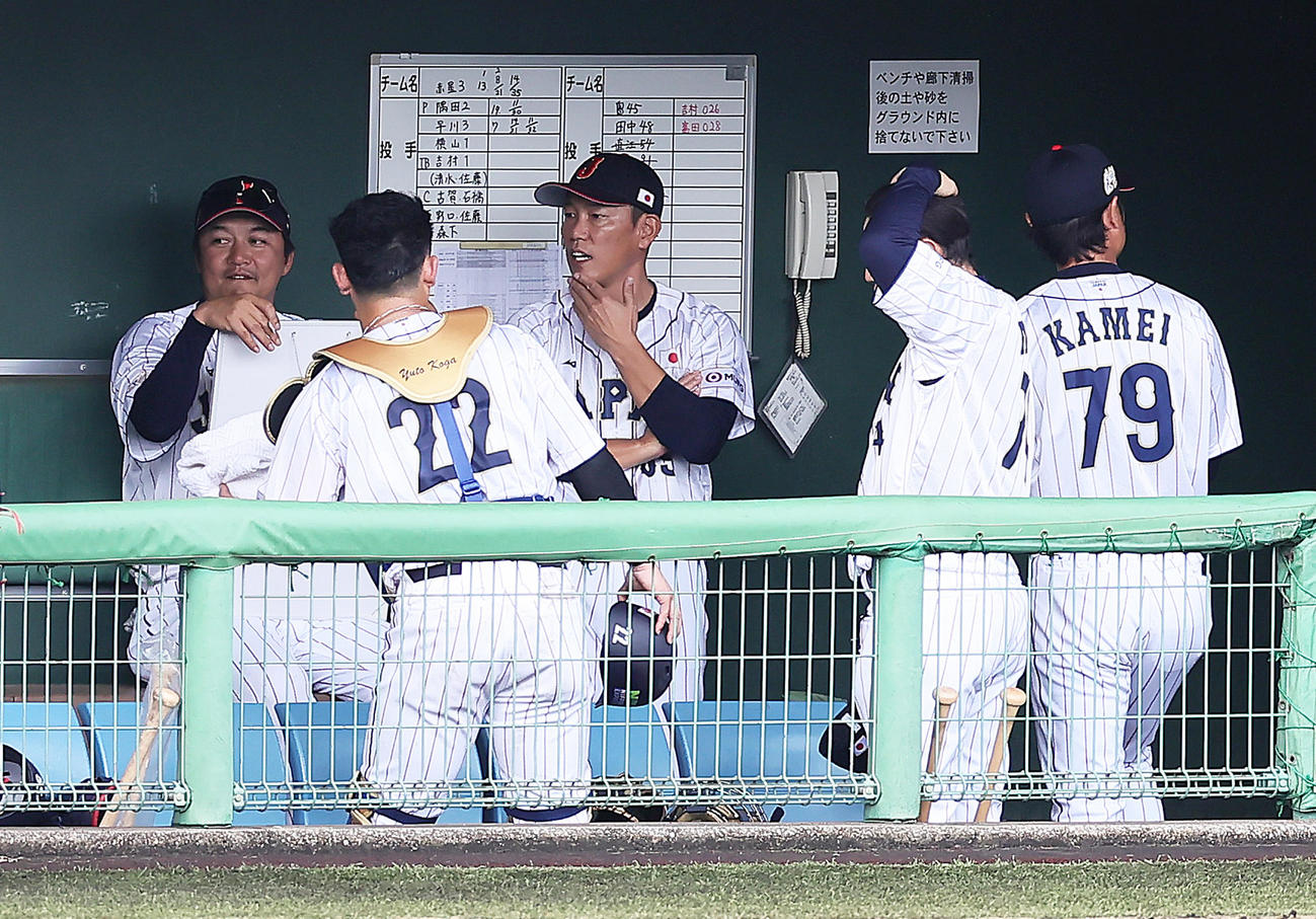 侍ジャパン対巨人　巨人に敗れた侍ジャパン井端監督（中央）（撮影・足立雅史）