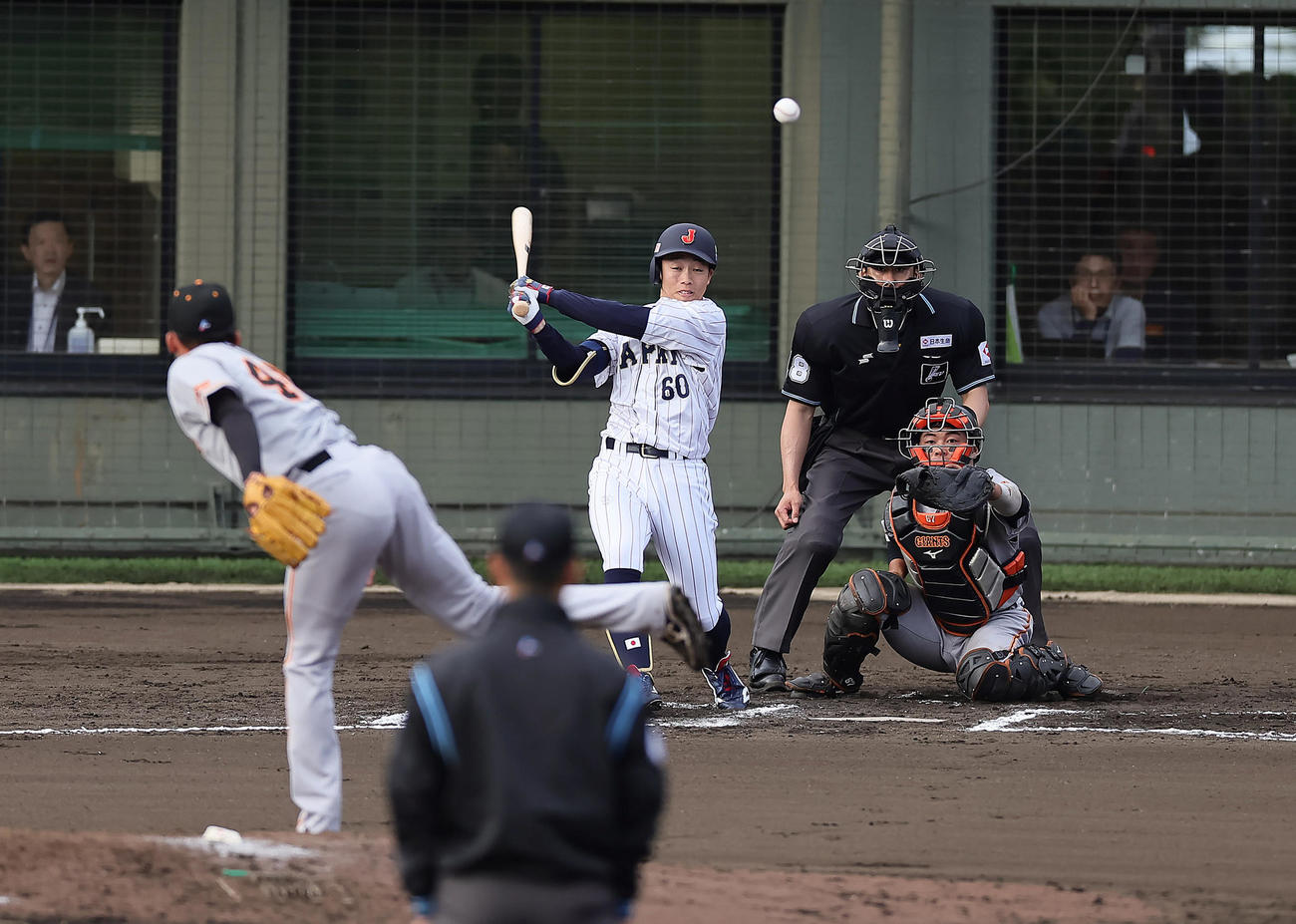 侍ジャパン対巨人　タイブレーク練習の10回表侍ジャパン1死満塁、岡林は中前2点適時打を放つ。投手田中千（撮影・足立雅史）