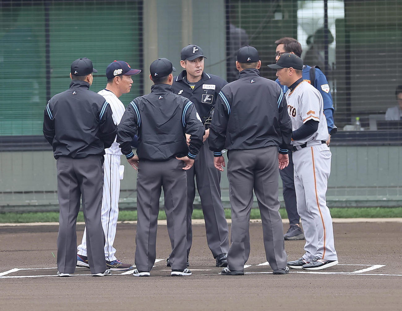 侍ジャパン対巨人　メンバー表の交換を行う侍ジャパン井端監督（左）と巨人阿部監督（撮影・足立雅史）