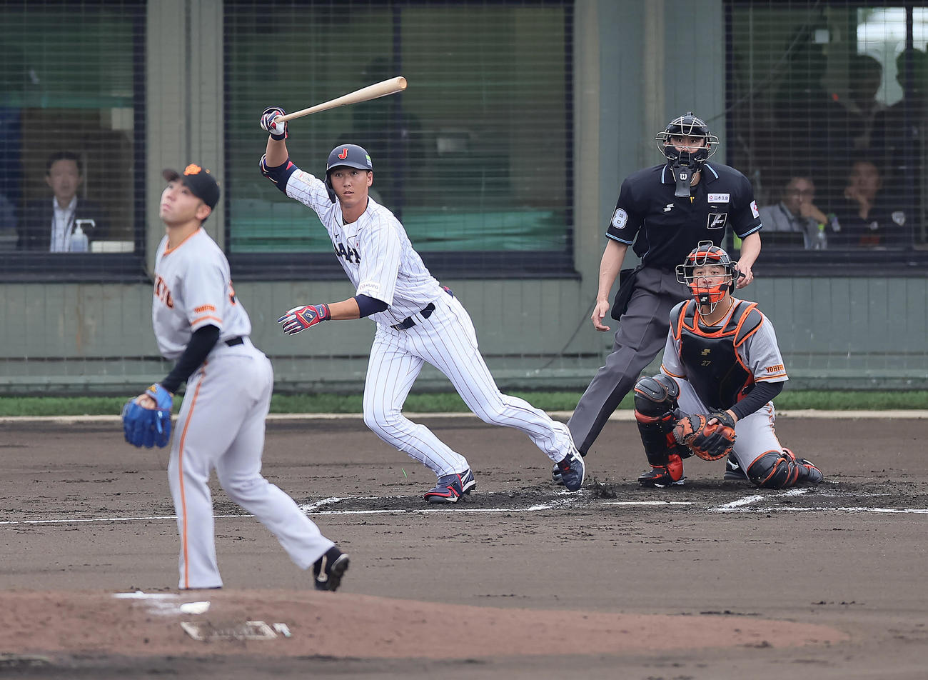侍ジャパン対巨人　2回表侍ジャパン無死、秋広は中前打を放つ。投手松井（撮影・足立雅史）