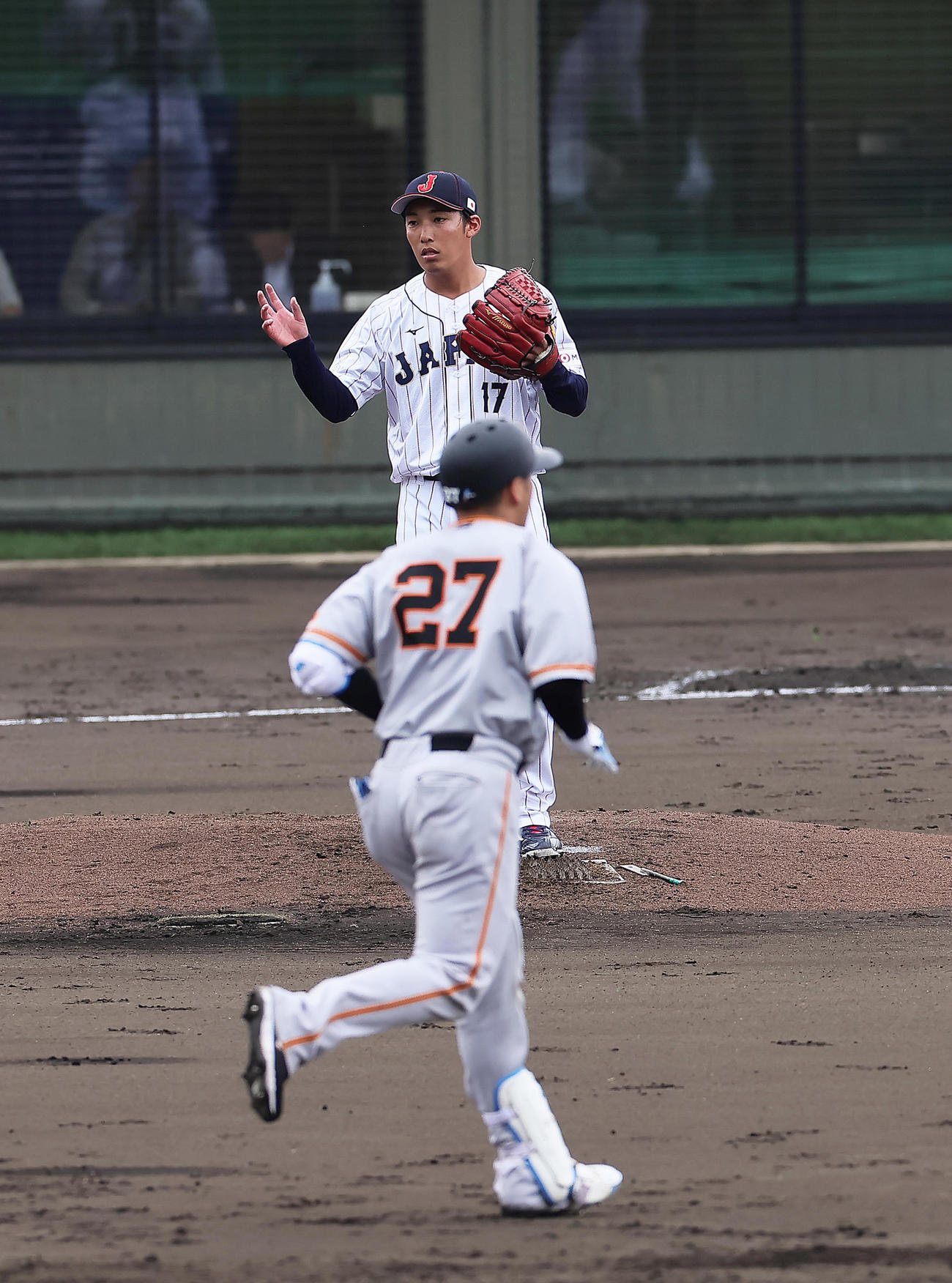 侍ジャパン対巨人　2回裏巨人1死、岸田（手前）を右飛に仕留めた赤星（撮影・足立雅史）