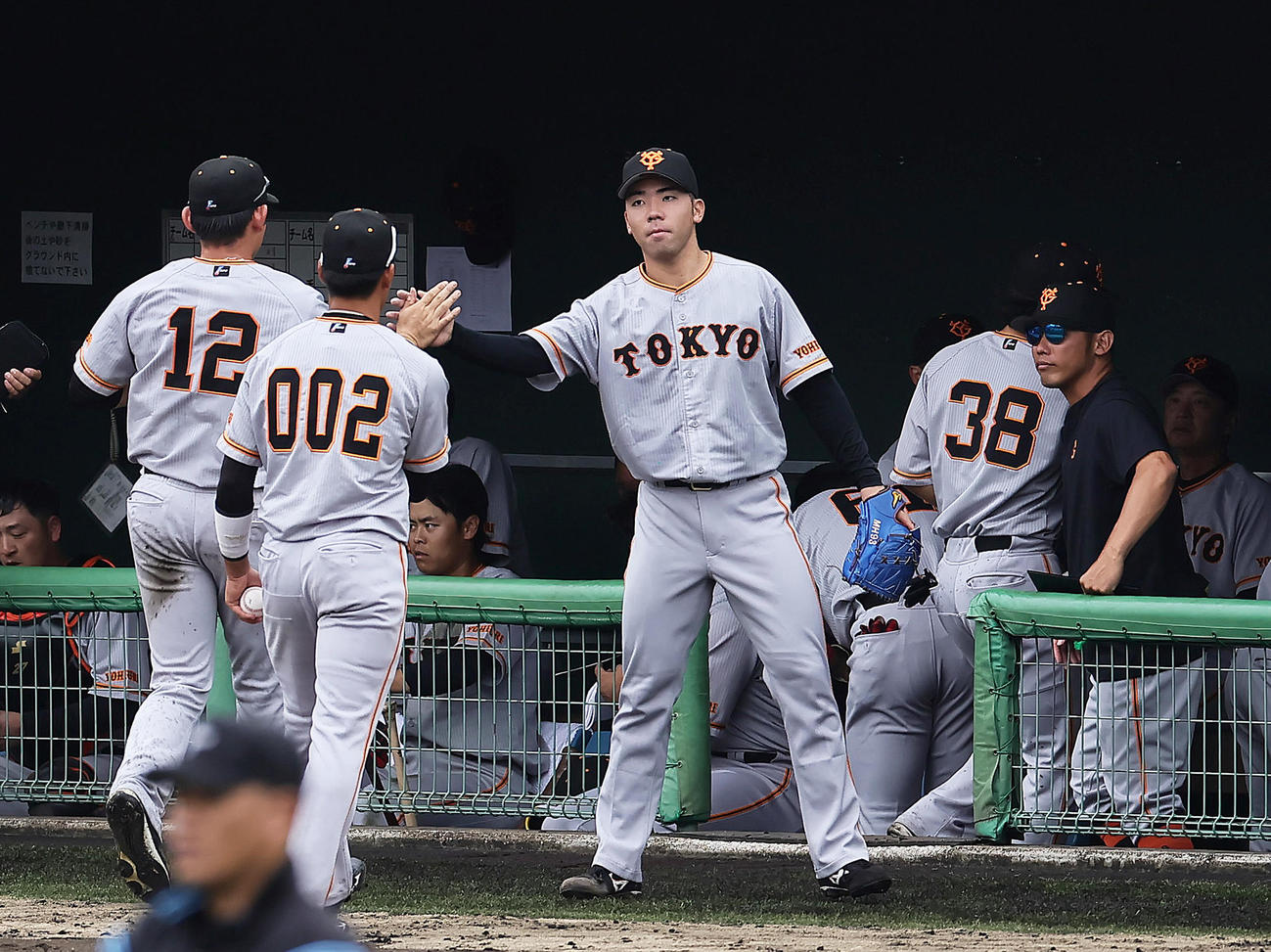 侍ジャパン対巨人　3回表侍ジャパンの攻撃を3者凡退で終え、タッチを交わす松井（中央）（撮影・足立雅史）