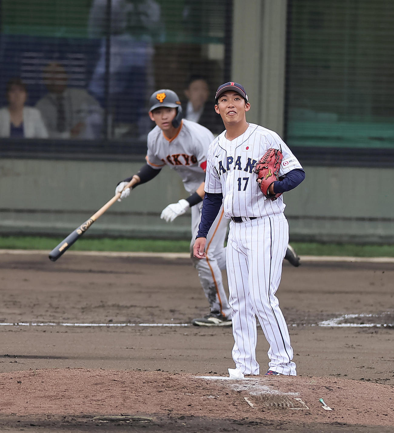 侍ジャパン対巨人　3回裏巨人2死一、三塁、萩尾（後方）に中前適時打を浴びる赤星（撮影・足立雅史）