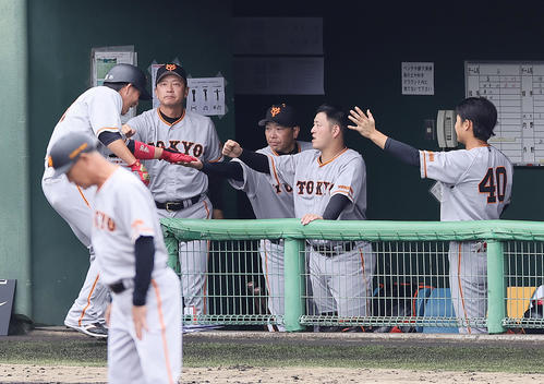 侍ジャパン対巨人　3回裏巨人2死一、三塁、萩尾の中前適時打で先制しタッチを交わす阿部監督（中央左）（撮影・足立雅史）