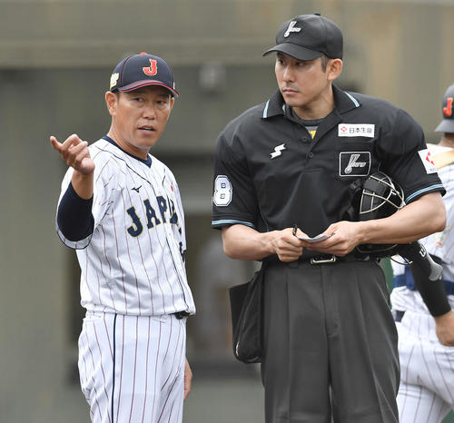 侍ジャパン対巨人　6回表を終え、守備の交代を告げる侍ジャパン井端監督（撮影・岩下翔太）