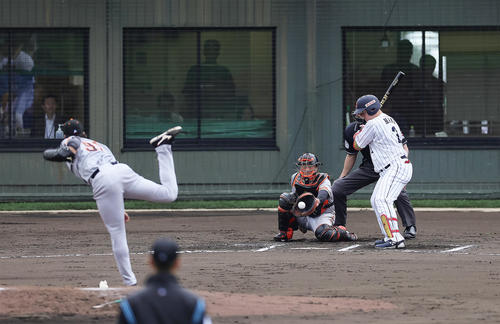 侍ジャパン対巨人　6回表侍ジャパン1死、牧は見逃し三振に倒れる。投手堀田（撮影・足立雅史）