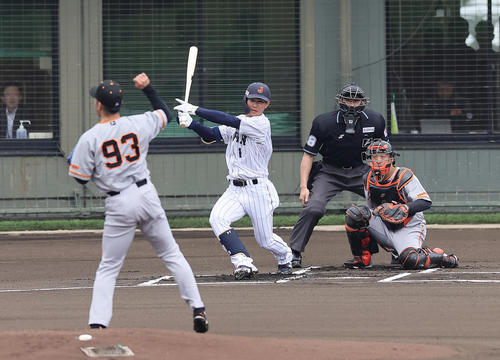 侍ジャパン対巨人　1回表侍ジャパン無死、藤原は中前打を放つ。投手松井（撮影・足立雅史）