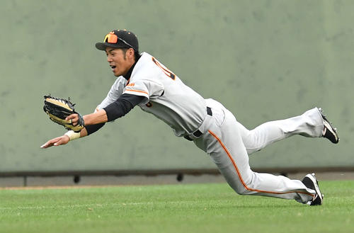 侍ジャパン対巨人　9回表侍ジャパン2死満塁、門脇の左飛をダイビングキャッチする立岡（撮影・岩下翔太）