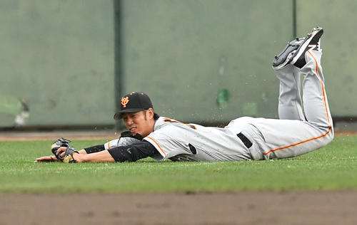 侍ジャパン対巨人　9回表侍ジャパン2死満塁、門脇の左飛をダイビングキャッチする立岡（撮影・岩下翔太）