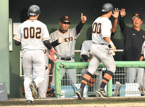 侍ジャパン対巨人　タイブレーク練習の10回裏巨人1死二、三塁、増田が同点の左前2点適時打を放ち、ベンチでサムズアップポーズを見せる阿部監督（左から2人目）（撮影・岩下翔太）