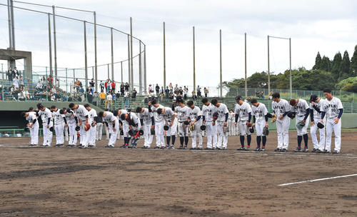 侍ジャパン対巨人　試合後、スタンドのファンに一礼する侍ジャパンナイン（撮影・岩下翔太）