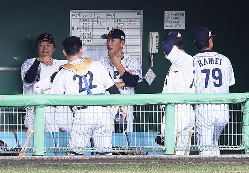 侍ジャパン対巨人　巨人に敗れた侍ジャパン井端監督（中央）（撮影・足立雅史）