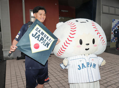 侍ジャパン公式マスコット応援侍たまべヱと記念撮影する森下（撮影・足立雅史）