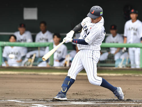 侍ジャパン対巨人　1回表侍ジャパン1死一塁、小園は右前安打を放つ（撮影・岩下翔太）
