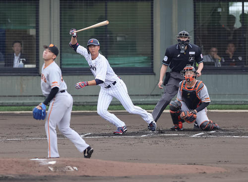 侍ジャパン対巨人　2回表侍ジャパン無死、秋広は中前打を放つ。投手松井（撮影・足立雅史）