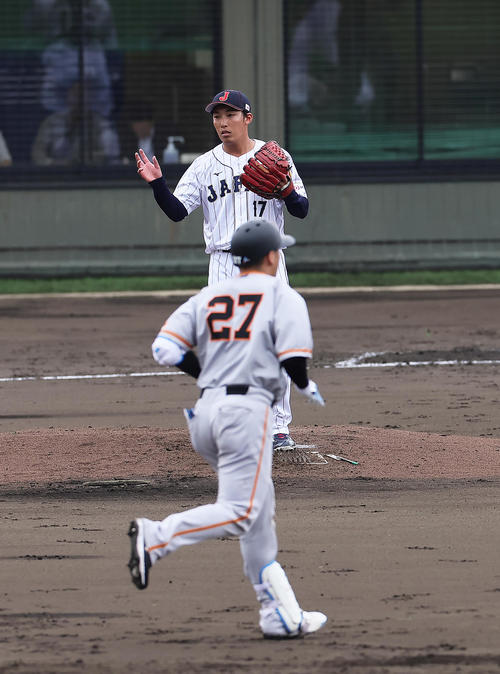 侍ジャパン対巨人　2回裏巨人1死、岸田（手前）を右飛に仕留めた赤星（撮影・足立雅史）