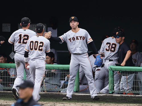 侍ジャパン対巨人　3回表侍ジャパンの攻撃を3者凡退で終え、タッチを交わす松井（中央）（撮影・足立雅史）