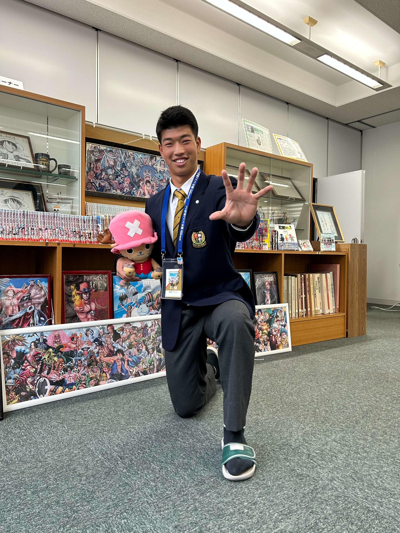 指名あいさつを受けた阪神ドラフト4位の東海大熊本星翔・百崎（撮影・佐藤究）