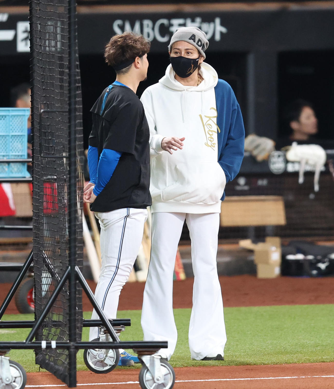 日本ハム池田（左）と会話する新庄監督（撮影・佐藤翔太）