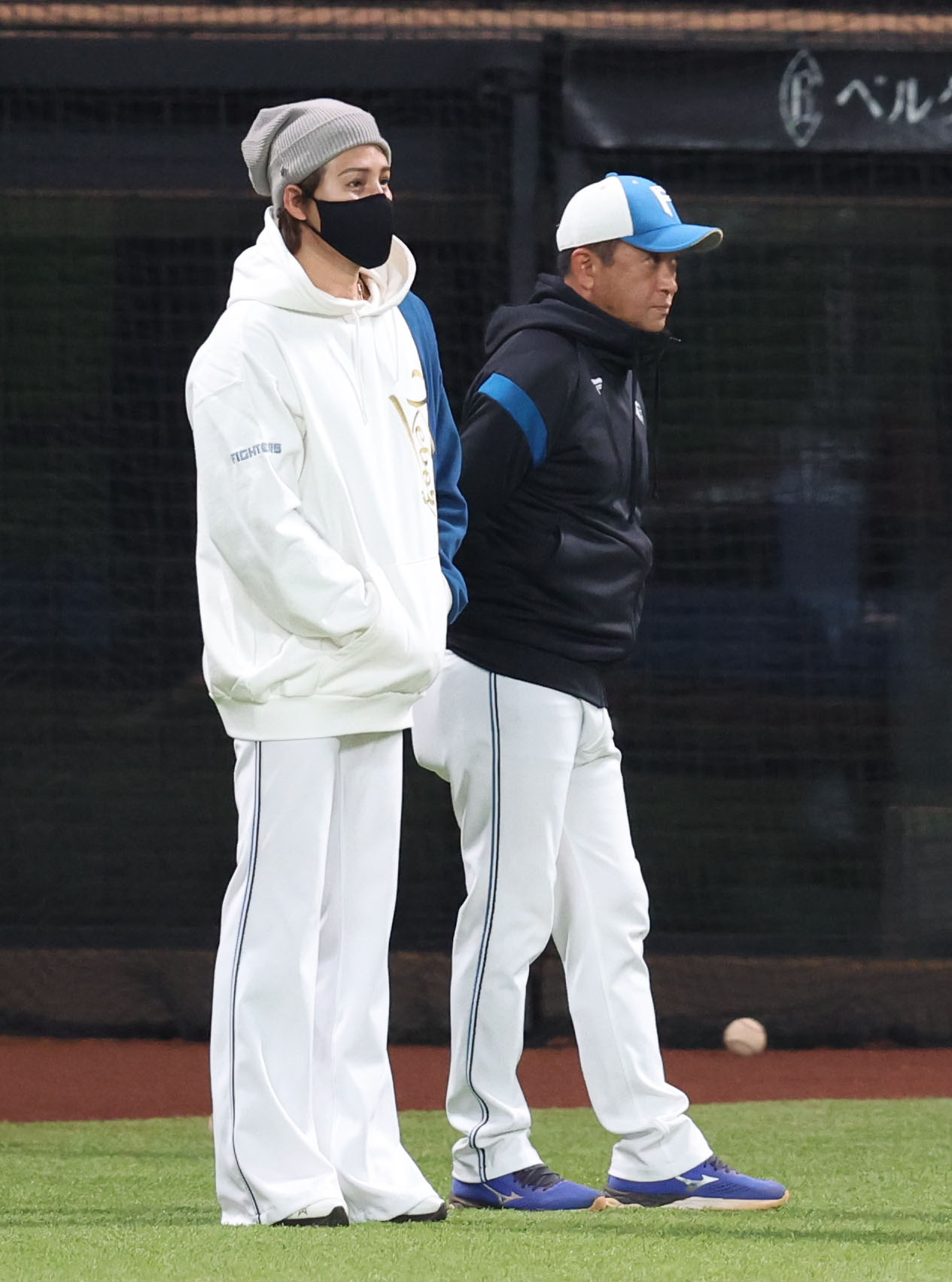 練習を見つめる日本ハム新庄監督（撮影・佐藤翔太）