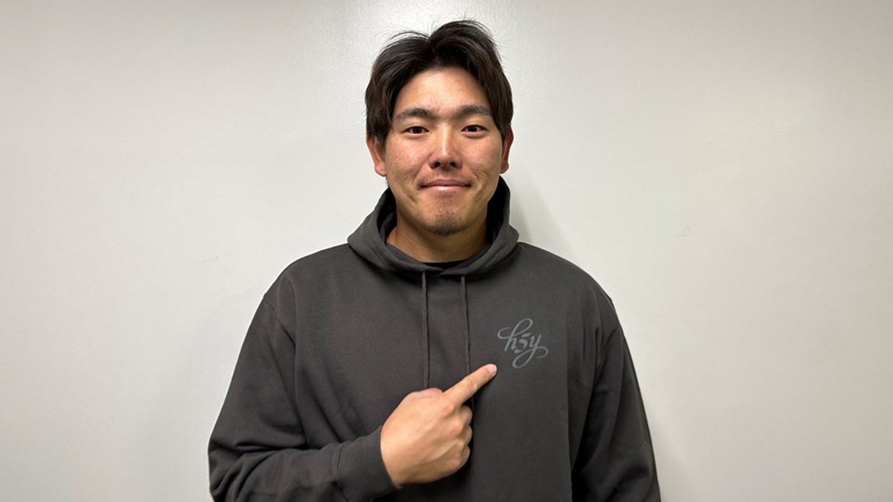 自身が監修したパーカーを着用する安田（球団提供）