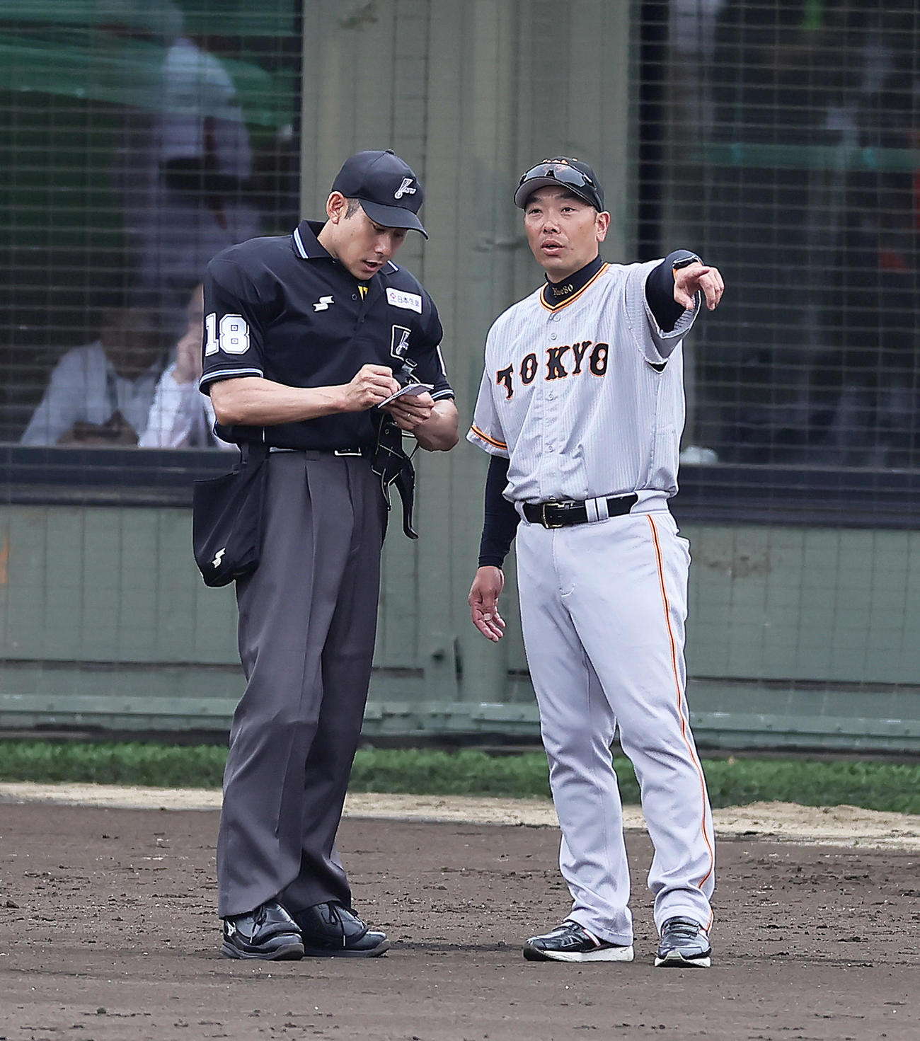 侍ジャパン対巨人　選手交代を告げる巨人阿部監督（撮影・足立雅史）