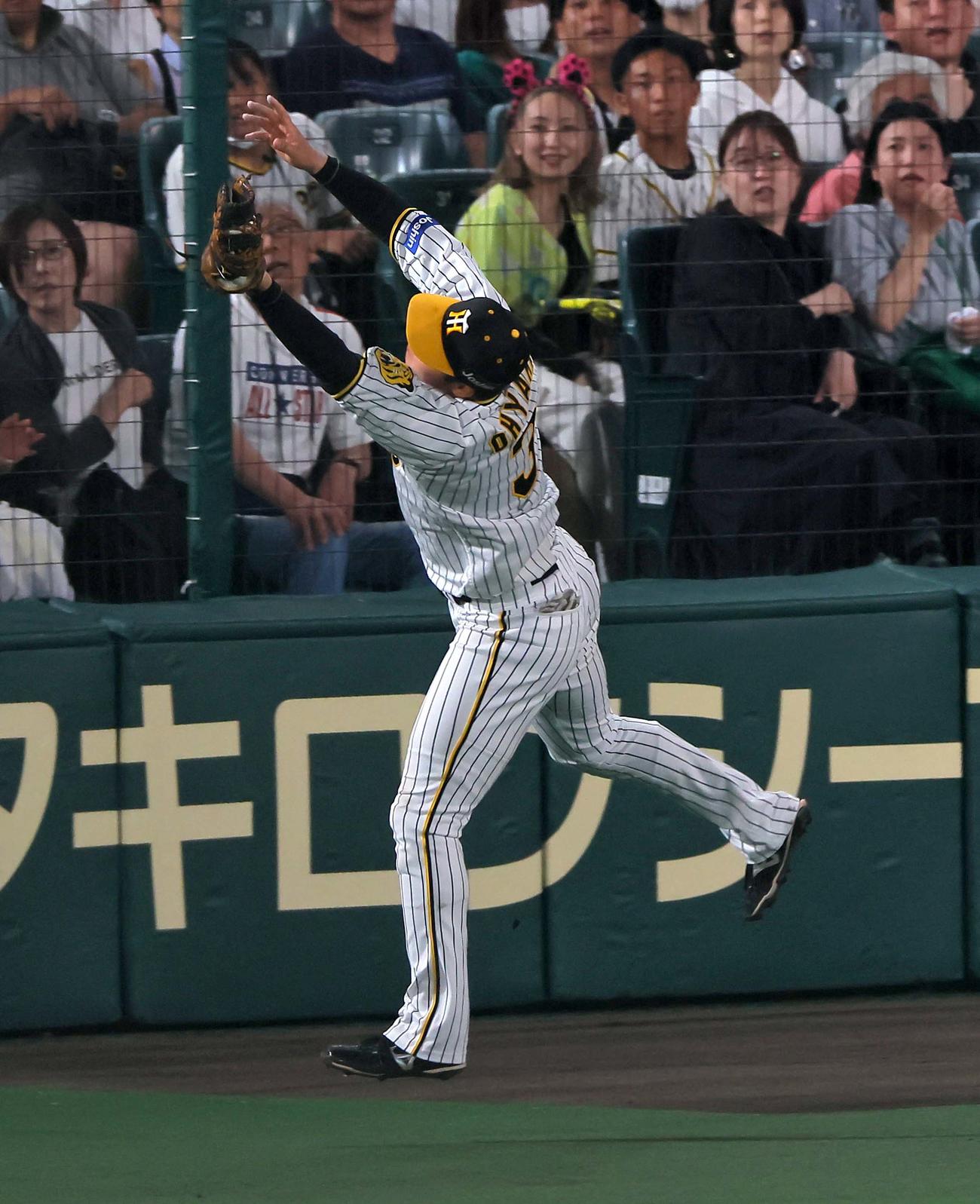 一邪飛を好捕する大山悠輔（2023年6月15日撮影）