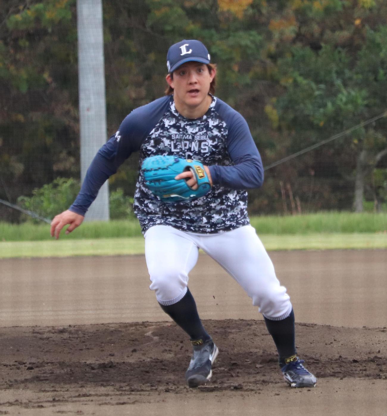 守備練習を行う西武与座（撮影・古川真弥）