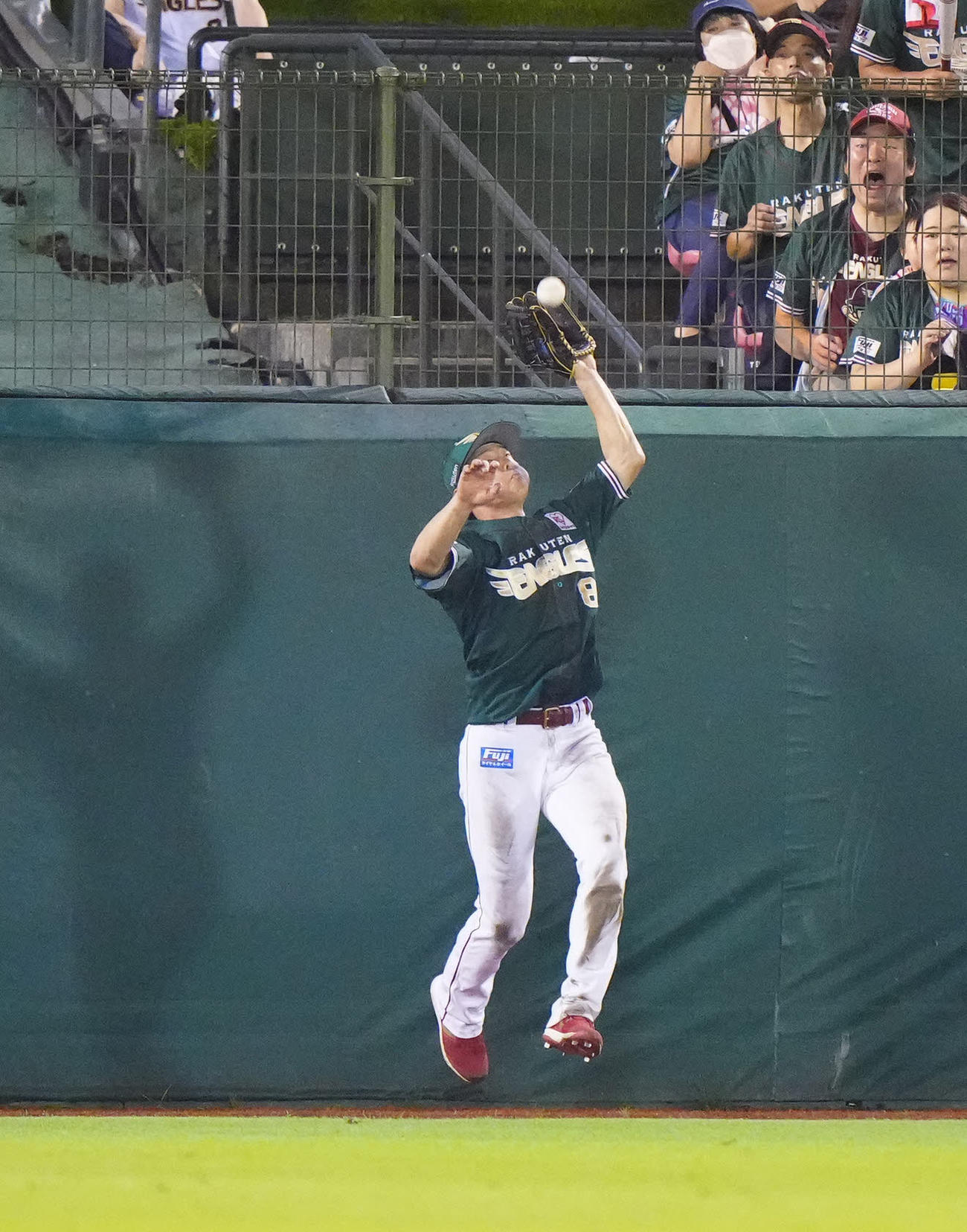 楽天対ロッテ　9回表ロッテ無死、中飛となった石川慎の打球を好捕する辰己（2023年8月19日撮影）