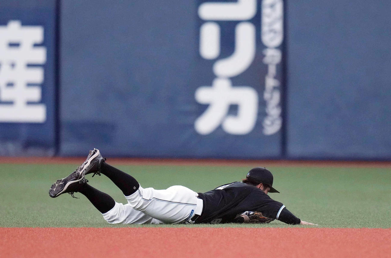 オリックス対ロッテ　5回裏オリックス無死、中川圭の二ゴロを好捕する中村奨（2023年10月18日撮影）