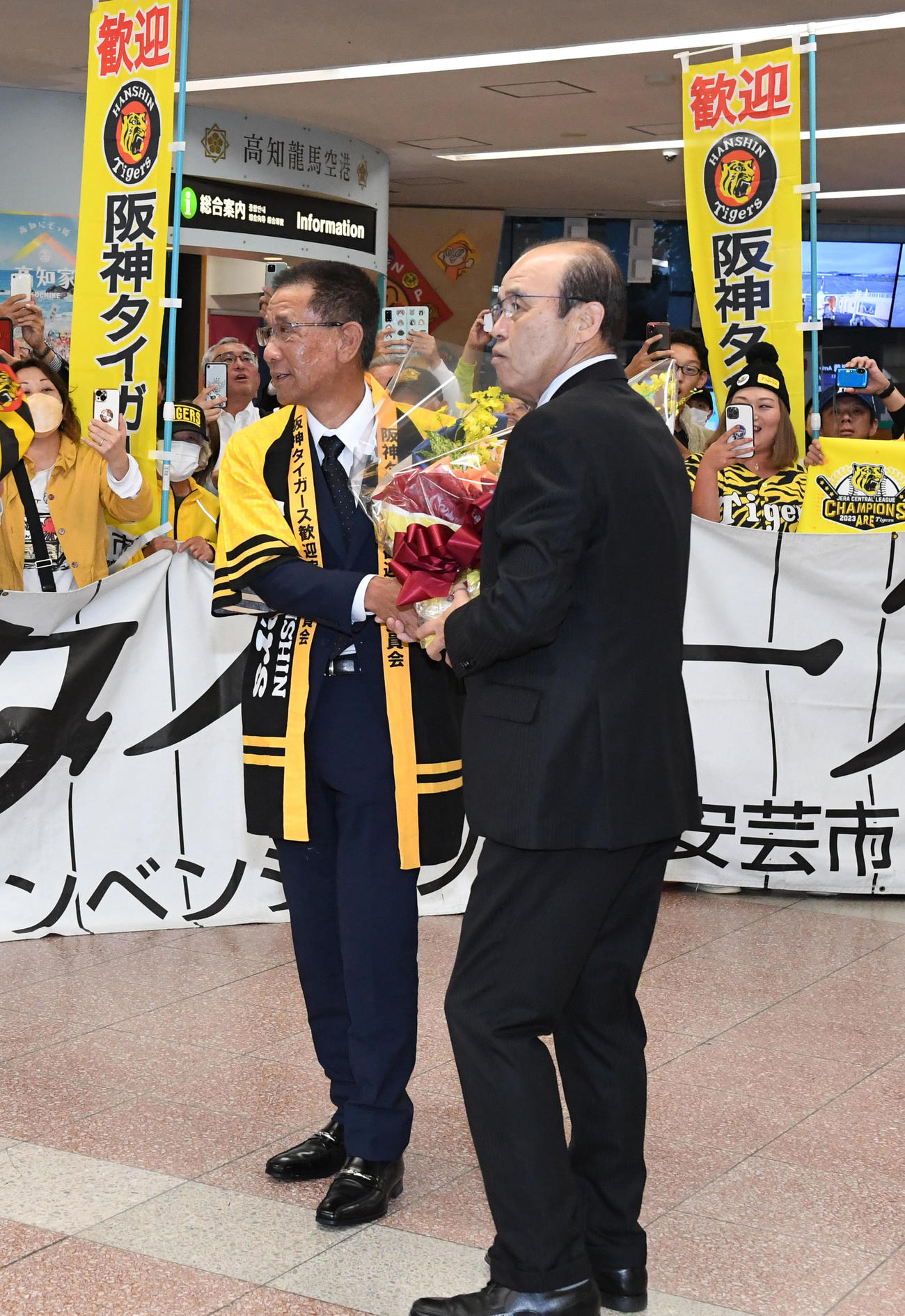 高知龍馬空港での歓迎セレモニーで花束を受け取った阪神岡田監督（撮影・前岡正明）