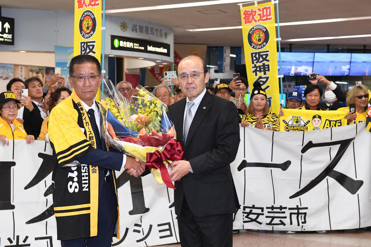 高知龍馬空港での歓迎セレモニーで花束を受け取った阪神岡田監督（撮影・前岡正明）