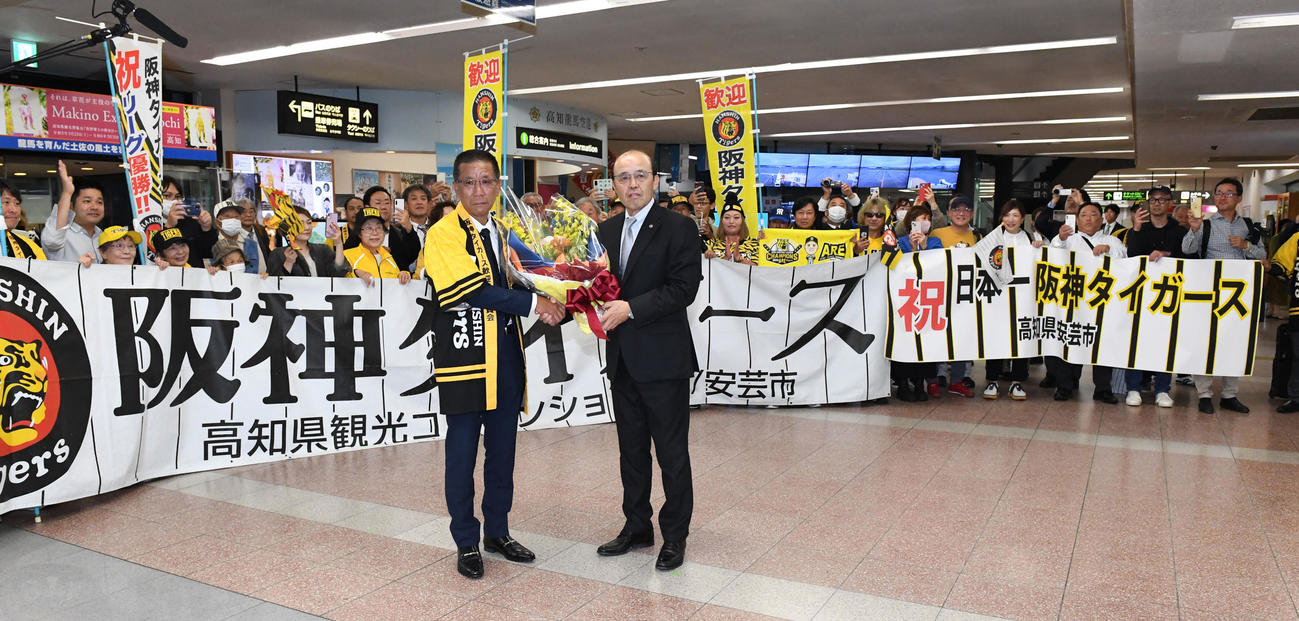高知龍馬空港での歓迎セレモニーで花束を受け取った阪神岡田監督（撮影・前岡正明）